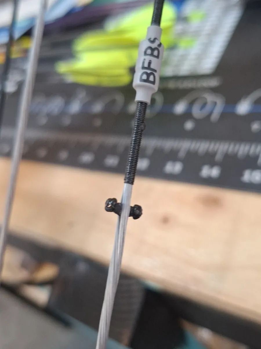 Close-up of a finished bowstring with the BFBS label on the centre serving.